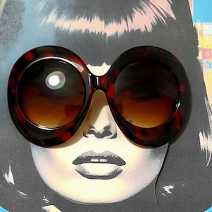 Gafas de sol de moda kitsch beige y marrón de los años 70, estilo americano pop de los años 50, estilo ibiza clubbing de los años 80, montura de crucero, estilo mod ska, estilo playero de los años 60, estilo retro Jackie O redondo vintage.