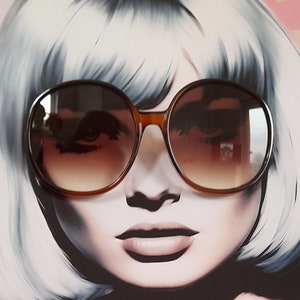 Occhiali da sole Jackie O&#39;Chic Milano, classici, marroni scuri, rotondi, oversize, leggeri, comodi, con montatura grande, glamour anni Sessanta, stile Twiggy Qaunt.