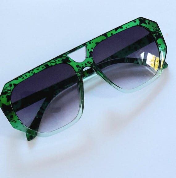 Classic Frame 70s Green Black Tint Sunglasses Jackie O 70s  display picture 2