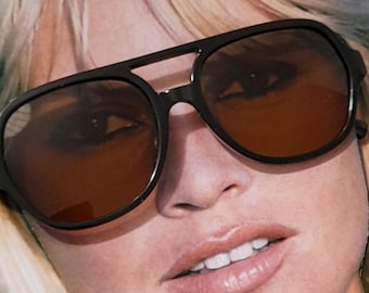 Klassische Retro Sonnenbrille mit schwarzem Rahmen im Stil der 60er Jahre mit braunen Gläsern