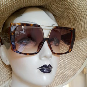Gradient brown ombre oversized chunky sixties retro classy stylish unique sun shades sunglasses pop sugar swing back mod ibiza visor shade