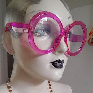Pink glow kitsch 70s fashion sunglasses 50s americano pop 80s ibiza clubbing cruise  frame mod ska 60s beach  retro jackie o round vintage
