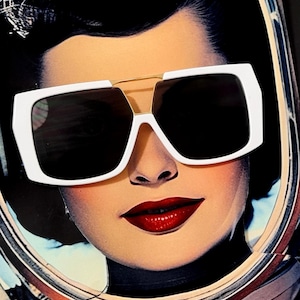 Könnte beinhalten: Weiße quadratische Sonnenbrille mit schwarzen Gläsern und einem goldenen Steg. Die Sonnenbrille ist vor einer Illustration im Vintage-Stil einer Frau mit rotem Lippenstift platziert. Das Bild hat eine Retro-Ästhetik.