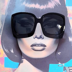 Occhiali da sole neri kitsch anni &#39;70 moda anni &#39;50 americano pop anni &#39;80 ibiza clubbing montatura in perspex mod ska anni &#39;60 spiaggia retrò jackie o rotondo vintage