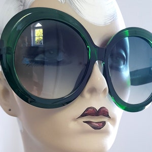 Dark green kitsch 70s fashion sunglasses 50s americano pop 80s ibiza clubbing cruise  frame mod ska 60s beach  retro jackie o round vintage