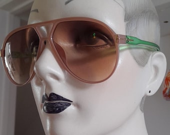 Beige light frame 70s beige tint sunglasses green arms  70s retro gradient tint oversized aviators shape  cool vintage style beach  ibiza