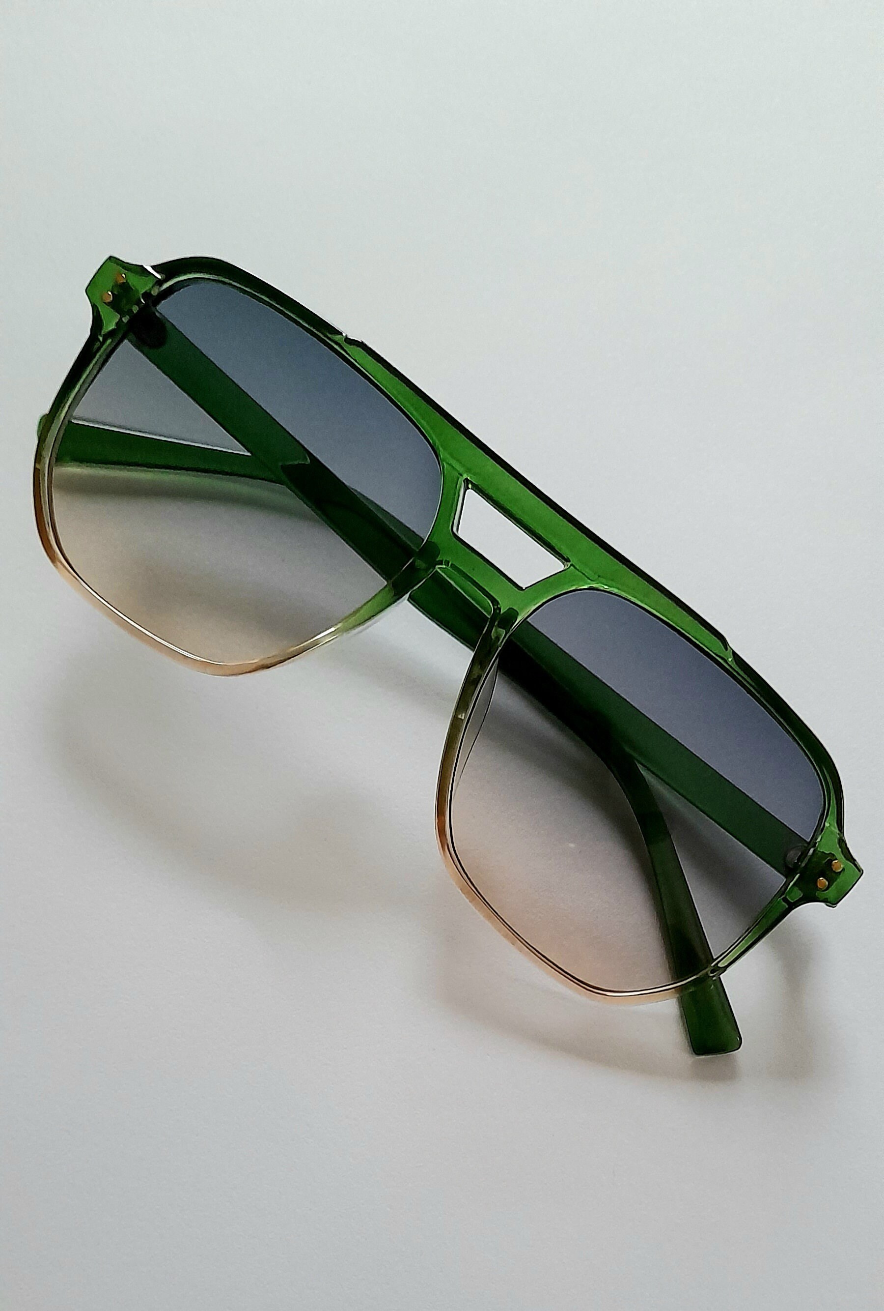Oversized Two-Tone Green Gradient Sunglasses - Unbranded Green/Champagne Oversized Thick Square Gradient Sunglasses  main image 3