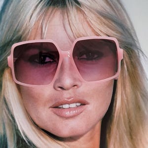 Occhiali da sole super retrò anni &#39;50 e &#39;60, montatura leggera rosa, eleganti, colorati, mod punk, classici, Jackie O&#39;Chic, forma lusinghiera, piscina, Milano, San Tropez