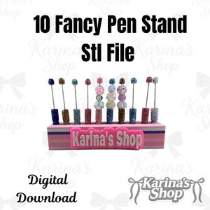 Puede incluir: Un portalápices rosa y blanco con diez bolígrafos de fantasía. Los bolígrafos tienen varios diseños de cuentas coloridas y bases brillantes. El texto "10 Fancy Pen Stand Stl File" y "Karina's Shop" son visibles. También están las palabras "Digital Download".