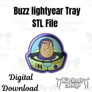 Op de afbeelding: Een digitaal STL-bestand voor een Buzz Lightyear-dienblad met een paars, groen en wit karakterontwerp. De afbeelding toont het hoofd van het personage in een helm met een kraag, inclusief gele en blauwe accenten. De tekst luidt Buzz Lightyear Tray STL File.