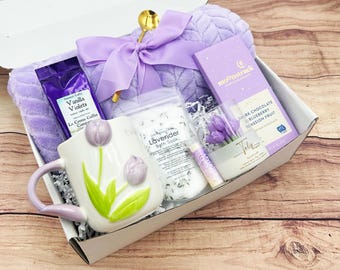 Caja de regalo Tulipán Lavanda: Set de spa vegano, manta polar y taza