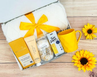 Caja de regalo Hygge de cumpleaños: productos de spa veganos y manta de punto.