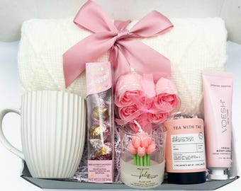 Caja de regalo Hygge: Manta acogedora, crema corporal vegana, té de rosas.