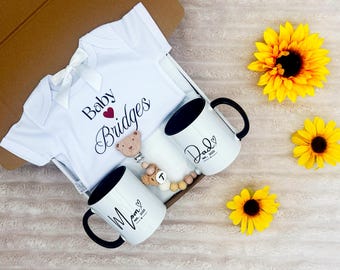 Set de regalo personalizado para bebé: Tazas para padres primerizos y clip para chupete.