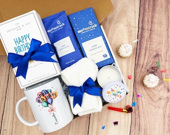 Caja de regalo de cumpleaños personalizada con taza, chocolate y vela.