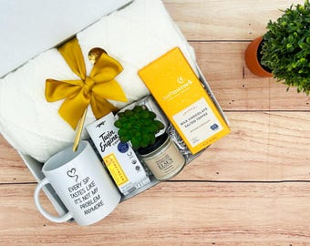 Caja de regalo de jubilación: taza personalizada, vela y manta de punto.