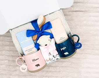Caja de regalo para nuevos padres: Tazas de mamá osa, manta tejida y sonajero de crochet