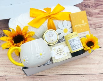Sunshine Gift Box: Cozy Blanket, Vegan Soap & Daisy Mug