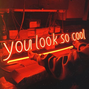 「You Look So Cool」LED ネオンサイン | 部屋の装飾 | 彼女へのギフト | 子供部屋の装飾 - 色、サイズを選択し、明るさをコントロールしましょう。