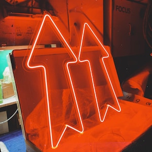 Insegna al neon a LED con freccia direzionale, decorazione da parete con freccia di navigazione per attività commerciali. Scegli il colore, la dimensione e controlla la luminosità!