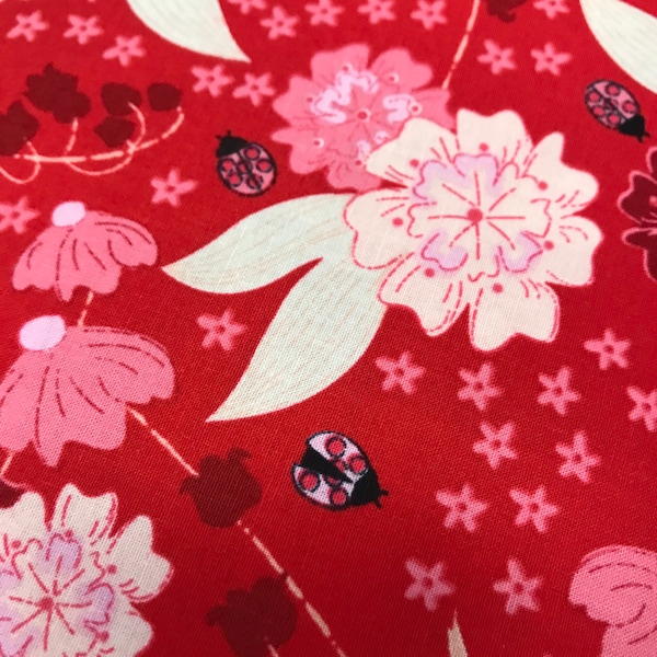 Lady bug Mania par Meags & Me pour Clothworks.  Vendu par fond rouge de 1/2 verge