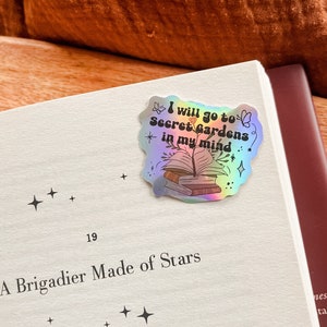 I will go to secret Gardens in my mind Aufkleber, Bücherwurm Aufkleber, Bücherwurm Sticker, Kindle Girlie Aufkleber, Geschenk für Buchliebhaber
