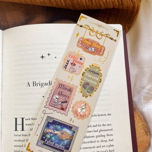 K&ouml;nnte beinhalten: Eine Sammlung bunter Sticker mit verschiedenen Spr&uuml;chen und Illustrationen. Die Sticker zeigen Spr&uuml;che wie "Fake Dating", "Morally Grey", "Forced Proximity", "One Bed", "Slow Burn" und "Fated Mates". Die Sticker sind im Vintage-Stil mit goldenen Akzenten und verzierten Rahmen gestaltet.