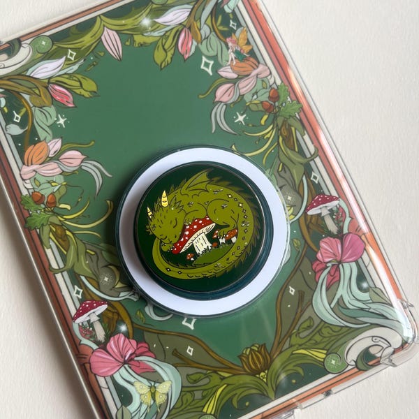 Suporte Magnético para Celular e Kindle em Formato de Dragão Cogumelo | Suporte em Formato de Dragão da Floresta | Suporte Magnético para Celular | Acessório Literário | Suporte Fantástico para E-reader