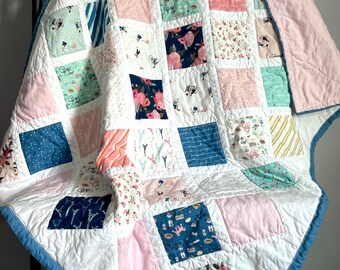 Kołdra dla dziewczynki „Sobota w Paryżu” ręcznie robiona, patchworkowa, 3-warstwowa, narzuta – prezent na baby shower „Witaj w domu”