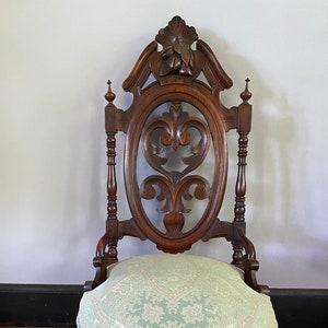 ビクトリア朝のクルミ材で装飾された教会の椅子、1830-1860 年頃