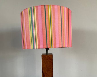 Vintage Holzlampe mit quadratischem Fuß und buntem Stoffschirm. 20 cm hoch.