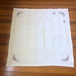 Vintage hand embroidered linen tablecloth. Circa 1950.