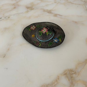 Antique Silver export filigree mesh hat brooch with cloisonné enamel over silver. Circa 1950.