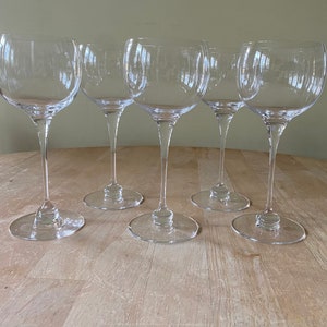 Vintage crystal wine glasses set of 5. Like new condition.
