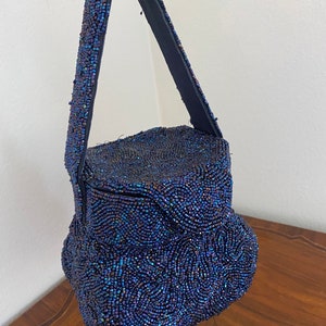 Bolso de noche vintage de cuentas azules con espejo alrededor de 1940. Bolsa única en excelentes condiciones.
