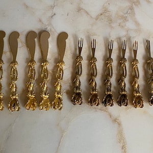 Lovely vintage set of gold-colored metal cocktail knives and forks for hors d’ oeuvres, from the 1960s to 1970s.