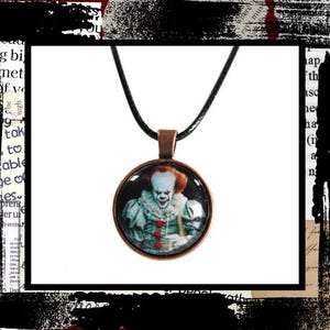 &quot;Unisex Böser Clown &quot;&quot;Es Ist Immer Hier&quot;&quot; Halskette auf Schwarz Gewachst Schnur Es Verlierer Schmuck Horror Geschenk Für Ihn.&quot;