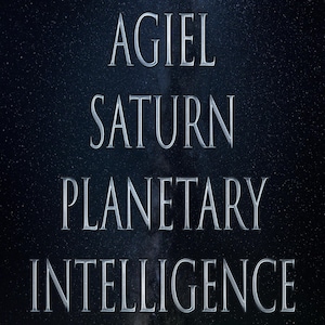 Könnte beinhalten: Eine silberne metallische Textgrafik vor einem dunkelblauen Sternenhimmel. Der Text lautet "AGIEL SATURN PLANETARY INTELLIGENCE".