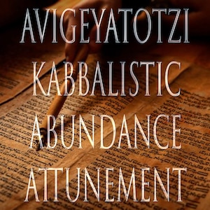 Puede incluir: Primer plano de un viejo rollo de pergamino desgastado con texto hebreo. El texto está parcialmente oscurecido por un estilete de madera. Las palabras "AVIGEYATOTZI KABBALISTIC ABUNDANCE ATTUNEMENT" se superponen al rollo en una fuente blanca semitransparente.