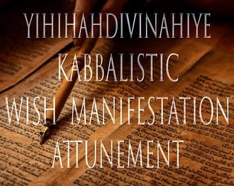 Könnte beinhalten: Nahaufnahme eines geöffneten Buches mit hebräischem Text. Eine Hand zeigt mit einem Stift auf den Text. Der Text über dem Buch lautet: "WISH MANIFESTATION KABBALISTIC YIHIHAHDIVINAHIYE ATTUNEMENT".