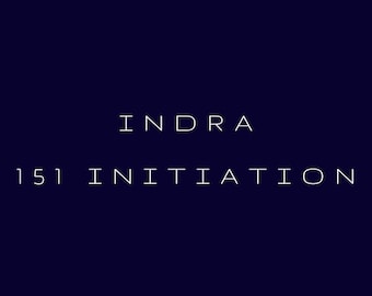 Könnte beinhalten: Dunkelblauer Hintergrund mit weißem Text. Das Wort "INDRA" steht oben, darunter "151 INITIATION". Der Text ist in einer klaren, serifenlosen Schriftart gehalten, was ein minimalistisches Design ergibt.