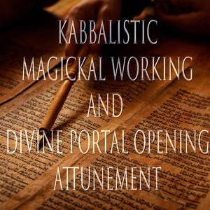 Peut inclure: Gros plan d'un livre ouvert avec du texte hébreu. Une main tient un pointeur en bois au-dessus du texte. Le texte dit "Kabbalistic Magickal Working and Divine Portal Opening Attunement".