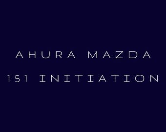 Könnte beinhalten: Dunkelblauer Hintergrund mit weißem Text. Oben steht "AHURA MAZDA", darunter "151 INITIATION". Die Schrift ist sauber und ohne Serifen, mittig angeordnet. Das Design ist minimalistisch und modern.