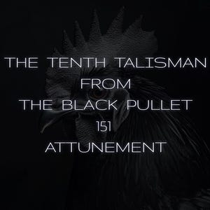 Könnte beinhalten: Ein schwarzer Hahn mit detailliertem Kamm und Schnabel ist in diesem Bild zu sehen. Weißer Text lautet "THE TENTH TALISMAN FROM THE BLACK PULLET 151 ATTUNEMENT" vor dunklem Hintergrund. Das Bild hat ein mystisches oder okkultes Thema.