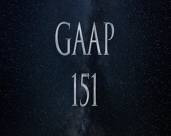 Puede incluir: Un gráfico de texto metálico plateado sobre un fondo azul oscuro con estrellas blancas. El texto dice "GAAP 151".