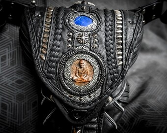 スチールグリッドベルト ― ブラックレザーのスタッズ付きウエスト