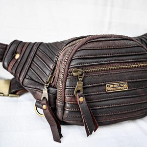Bauchtasche, Cyberpunk Tasche, Nieten Gürteltasche, Leder Gürteltasche, rote Ledertasche, kleine Umhängetasche, Verstecktasche, Hüfttasche, kleine Bauchtasche