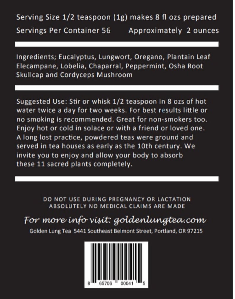 Pu&ograve; includere: Etichetta di prodotto in bianco e nero con il testo "Serving Size 1/2 teaspoon (1g) makes 8 fl ozs prepared" e "Servings Per Container 56" e "Approximately 2 ounces". L'etichetta elenca gli ingredienti, tra cui eucalipto, pulmonaria, origano, foglie di piantaggine, elecampane, lobelia, chaparral, menta piperita, radice di osha, scutellaria e fungo cordyceps. L'etichetta include anche istruzioni per l'uso e un indirizzo del sito web: goldenlungtea.com. Un codice a barre si trova nella parte inferiore dell'etichetta.