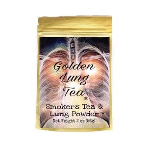 Pu&ograve; includere: Una bustina dorata con chiusura a zip contiene un prodotto chiamato "Golden Lung Tea" con lo slogan "Smokers Tea & Lung Powder". La bustina ha un'immagine di una radiografia del torace con le parole "Golden Lung Tea" sovrapposte. La bustina &egrave; etichettata con un peso netto di 2 oz (56g).