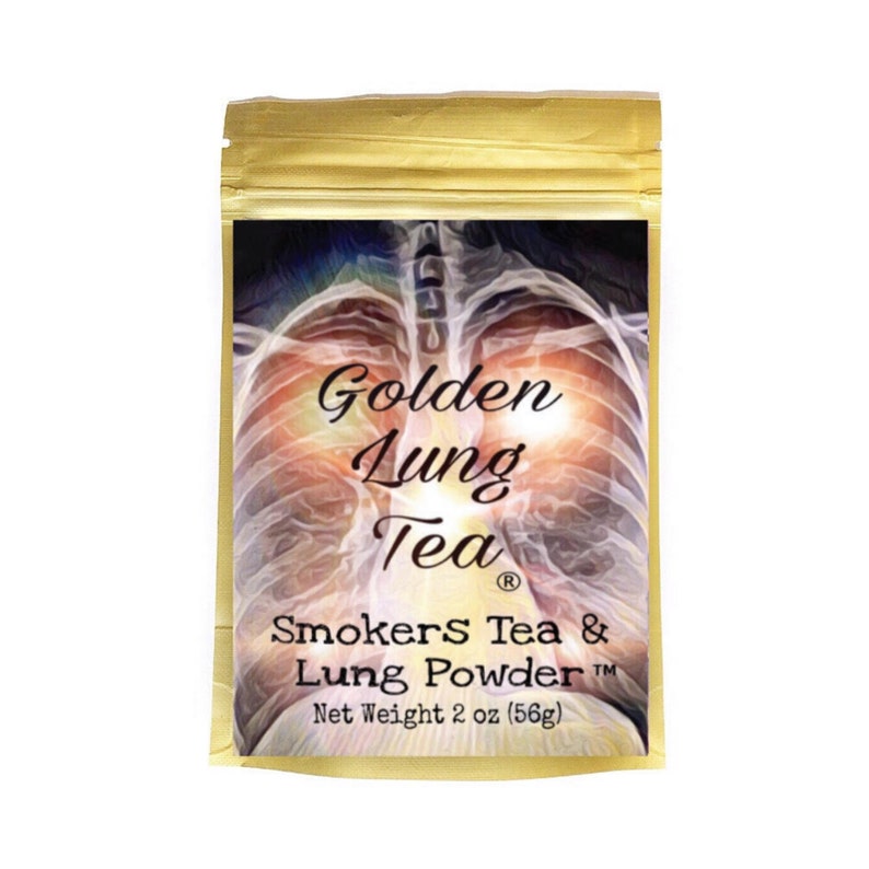 Pu&ograve; includere: Una bustina dorata con chiusura a zip contiene un prodotto chiamato "Golden Lung Tea" con lo slogan "Smokers Tea & Lung Powder". La bustina ha un'immagine di una radiografia del torace con le parole "Golden Lung Tea" sovrapposte. La bustina &egrave; etichettata con un peso netto di 2 oz (56g).